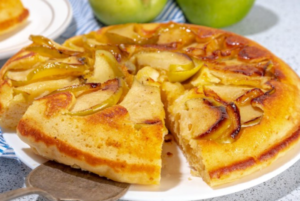 Best apples to use in a cake, showcasing Granny Smith and Honeycrisp varieties.